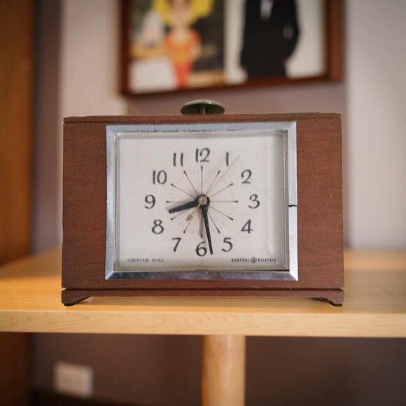 Vintage GE Electric Clock – Mid Century Wood Desk Clock with Chrome Frame – Work - Picture 2 of 5